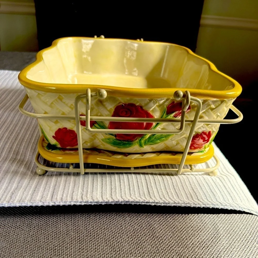 2.5 QT Old World Rose Presentable Serviceware RARE All YELLOW Rare